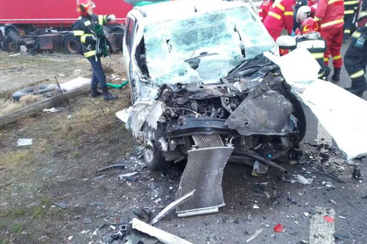 Trei persoane, printre care un copil de 14 ani, au fost rănite într-un grav accident! Pompierii au intervenit de urgență 