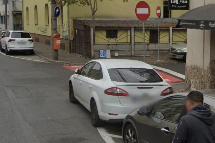 Pericol la o intersecție din Cluj! Mașinile parcate ilegal îi obligă pe pietoni să iasă în stradă: Locatarii cer stâlpișori urgent