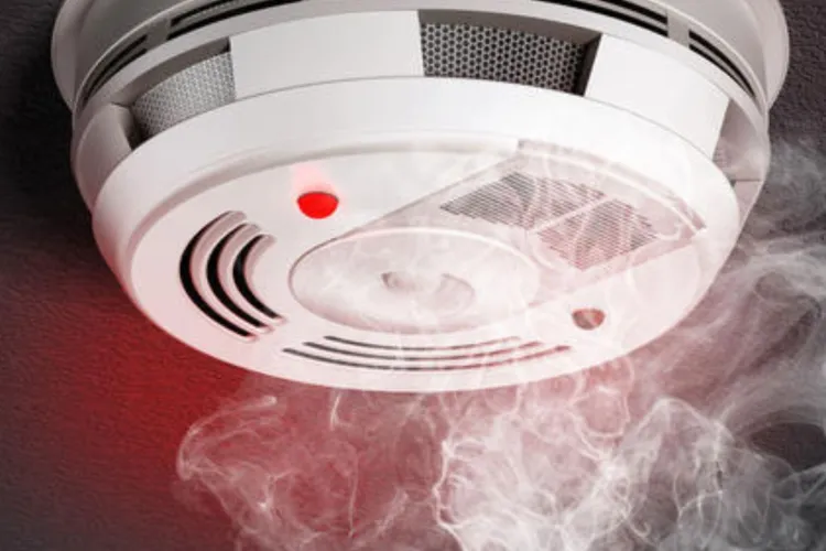 Siguranța începe acasă: Pașii simpli pentru a folosi corect detectoarele de fum și pentru a evita tragedii provocate de incendii sau scăpări de gaz