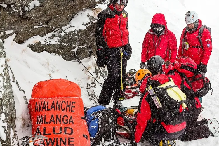 Peste 95 de persoane salvate în doar 24 de ore! Sute de salvamontiști mobilizați pentru intervenție: 48 de persoane au fost transportate la spital