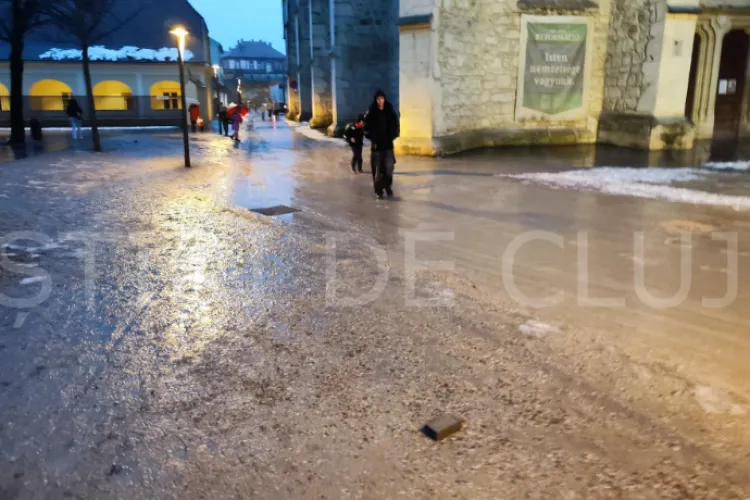 Strada Mihail Kogălniceanu din Cluj-Napoca, acoperită cu nămol și praf: „Este efectiv ca la țară, în Evul Mediu” 