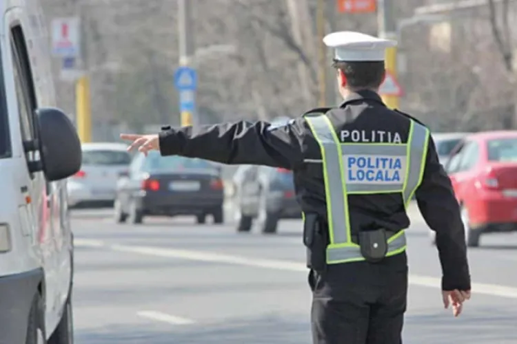 VIDEO. Incident șocant: Polițist local, lovit cu mașina de un șofer de ride-sharing în centrul Clujului. Agresorul a refuzat să se legitimeze și a fugit