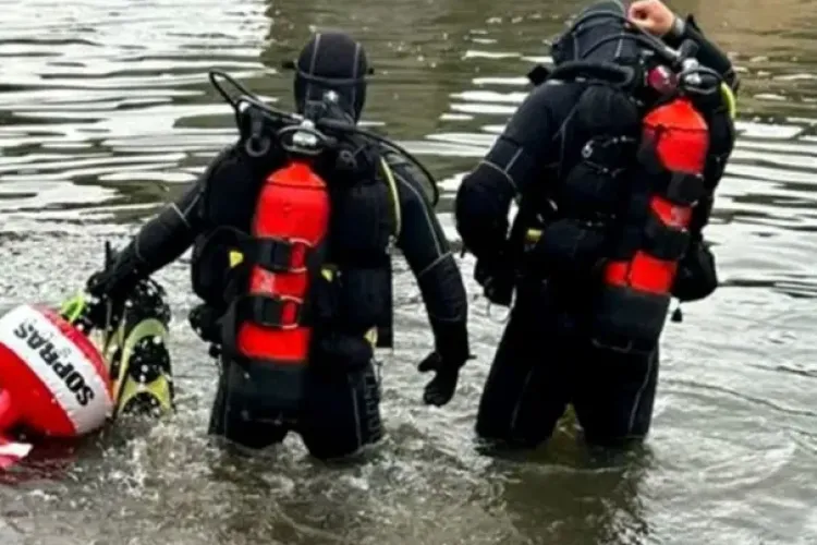 Intervenție amplă pentru salvarea unui bărbat căzut într-un lac artificial. Pompierii intervin de urgență 