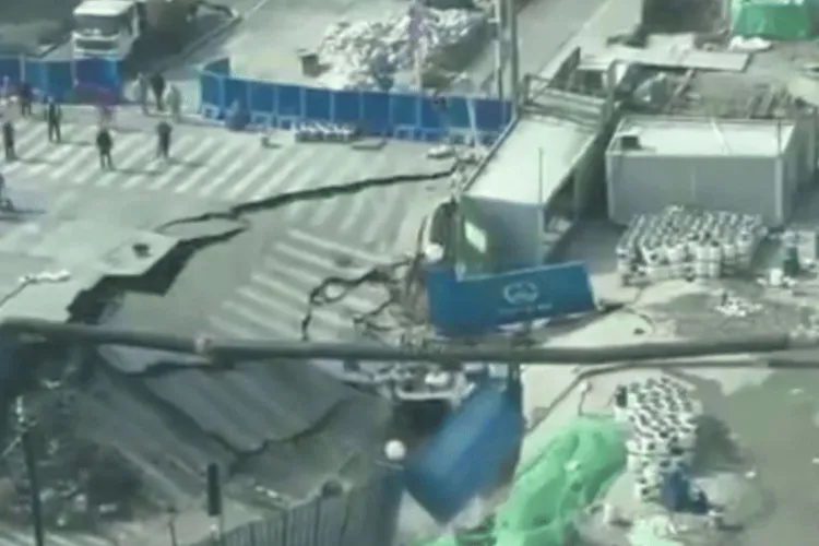 VIDEO. Și-au dorit metrou, dar s-au ales cu un crater. Lucrările la metrou au provocat prăbușirea unei străzi. Muncitorii au fugit panicați