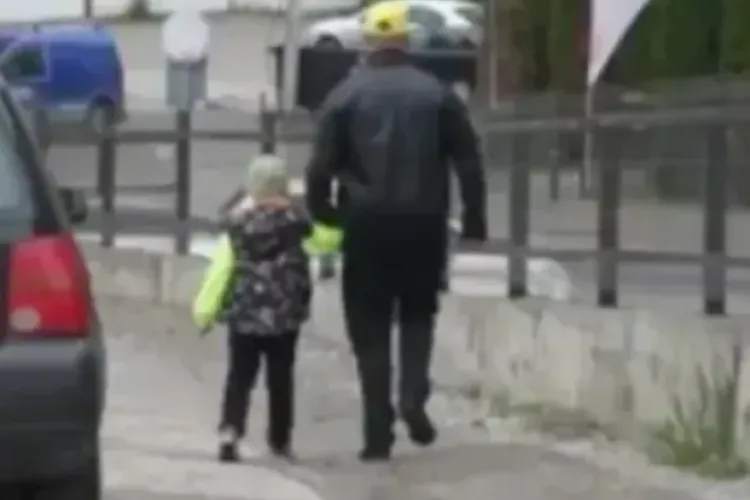 Un trotuar de pe o stradă din Cluj-Napoca, lăsat neamenajat după lucrări: „E dificil de trecut peste pământul ala”