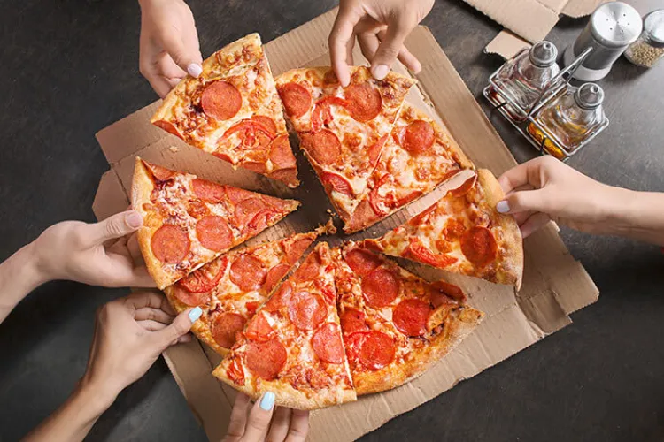 Cluj-Napoca, capitala fanilor pizza! România urcă pe podiumul mondial, iar un clujean a stabilit un record incredibil de aproape 400 de pizza comandate