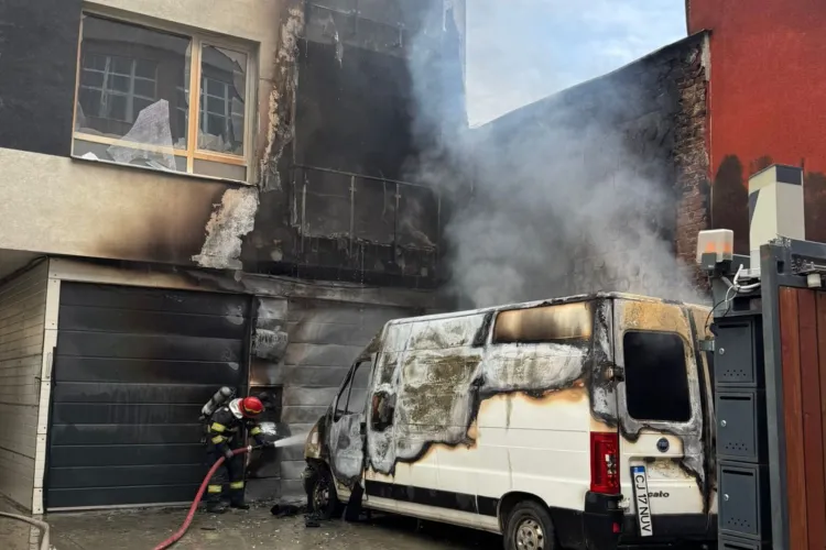 Incendiu puternic pe strada Henri Barbusse din Cluj-Napoca: O autoutilitară a luat foc, iar flăcările s-au extins la fațada unui bloc de locuințe