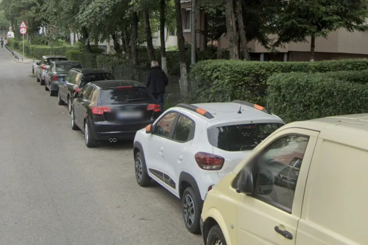 Locuitorii din Cluj, revoltați! Mașinile parcate ilegal pe trotuare și la ieșirile dintr-un bloc blochează pietonii și traficul auto: „Nu ai pe unde trece”