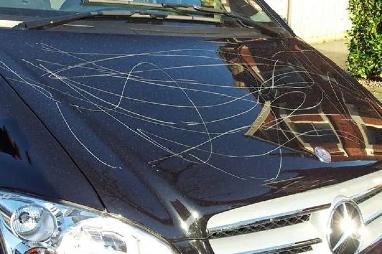 Val de vandalism auto în Cluj! Mai mult mașini cu numere din alte județe, ținta unor atacuri repetate la un bloc din oraș: „Am vut un X mare pe capotă”