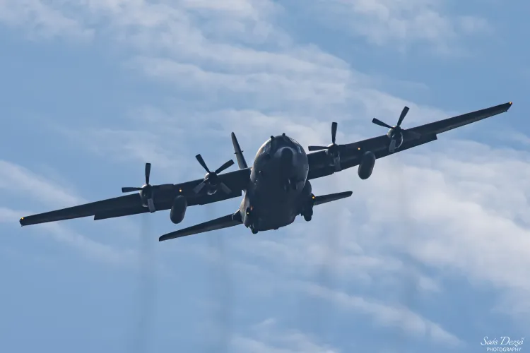 FOTO. Imagini spectaculoase surprinse de un clujean, chiar din balcon. Avionul militar care a survolat județul și care i-a pus pe gânduri pe locuitori