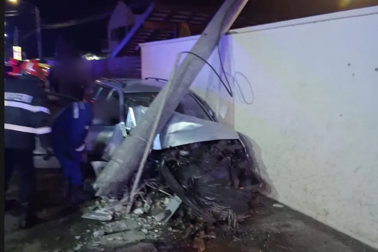 Accident în seara asta, în urmă cu puțin timp: Un șofer a intrat cu mașina într-un stâlp. Trei clujeni au fost răniți și duși de urgență la spital FOTO