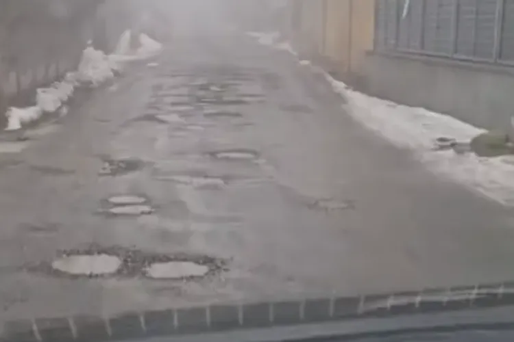 O stradă din Borhanci a ajuns de nerecunoscut! Localnicii cer intervenție urgentă: „Este plină de cratere și gropi” 