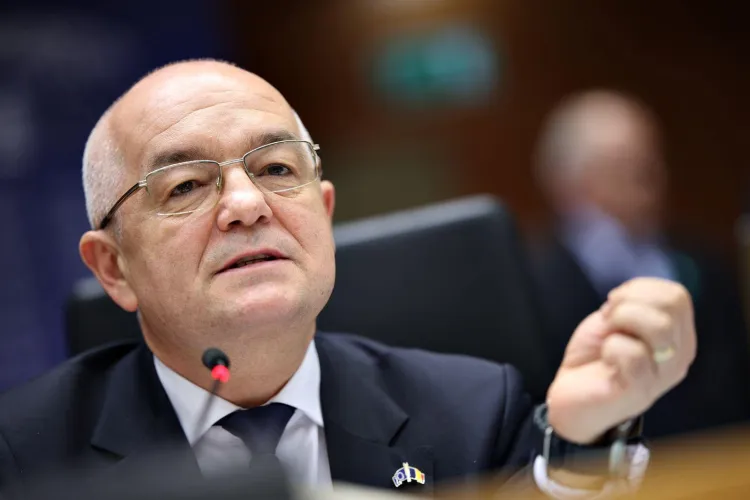 Cine îl compară pe Emil Boc cu un pilot slab din Formula 1: „Hai să recunoaștem: asta nu-i de tine. Căruța e pe cai, F1 e pe cai putere. Te depășește”