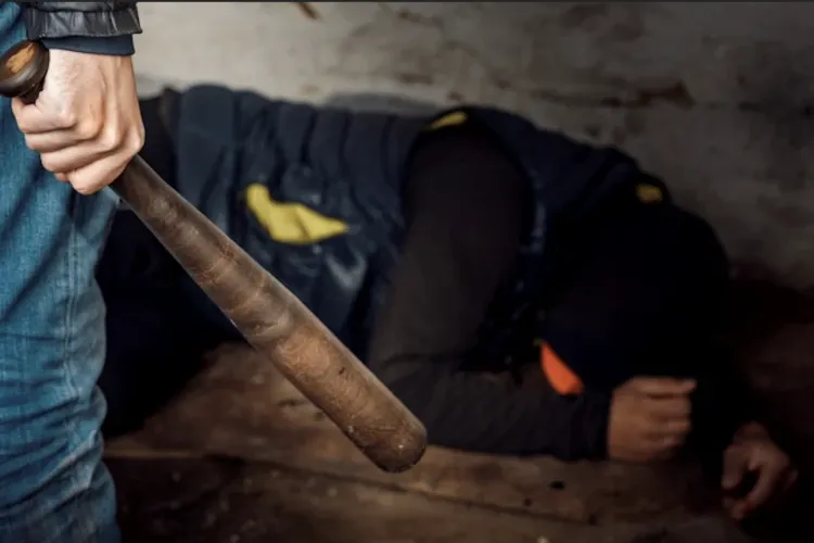 Atac brutal în plină stradă la Cluj! Tată și fiu implicați într-o bătaie în care un bărbat a fost lovit fără milă: Bătăușul a scăpat doar cu o amendă