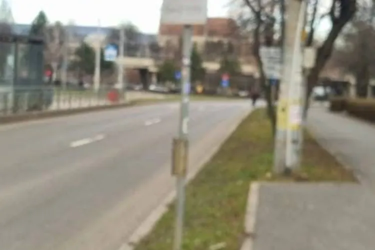 Incident șocant în Cluj-Napoca: Un motociclist a trecut pe roșu și a fost la un pas să lovească o familie cu doi bebeluși