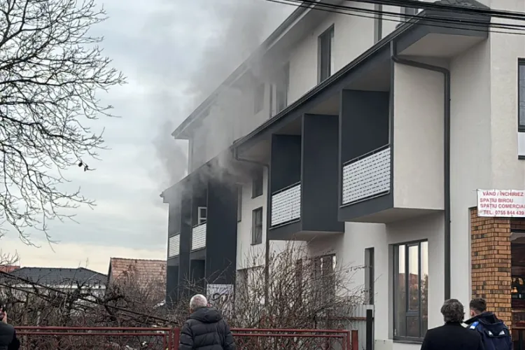 VIDEO. Incendiu de proporții acum într-un bloc din Florești, Cluj. Trei persoane evacuate, din care doi copii. Pompierii sunt la fața locului