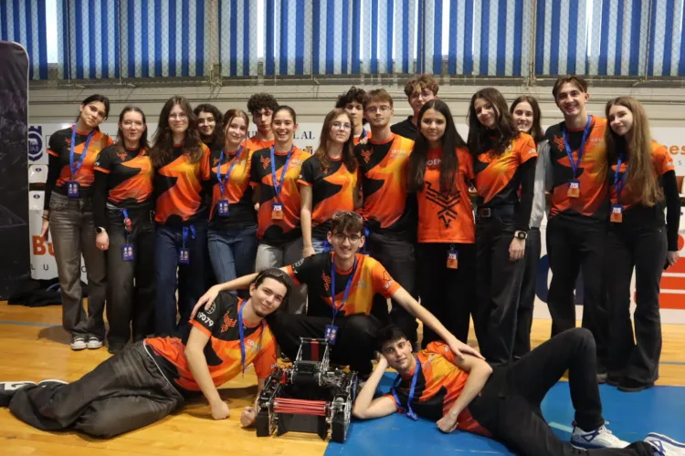 Liceeni din Cluj care uimesc în robotică! Echipa Phoenix de la Liceul „Avram Iancu” adună victorii pe bandă rulantă și inspiră comunitatea clujeană