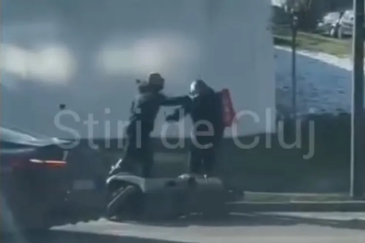 Scene șocante în Cluj-Napoca! Un „șmecher” cu BMW îl lovește cu pumnul în față pe un livrator de mâncare VIDEO