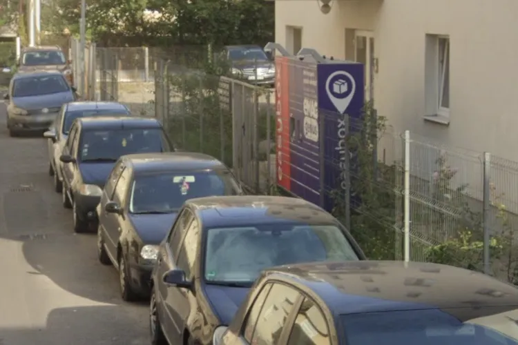 Șoferii din Cluj preferă să parcheze pe trotuar chiar dacă sunt locuri libere! Pietonii sunt obligați să meargă pe carosabil din cauza acestora