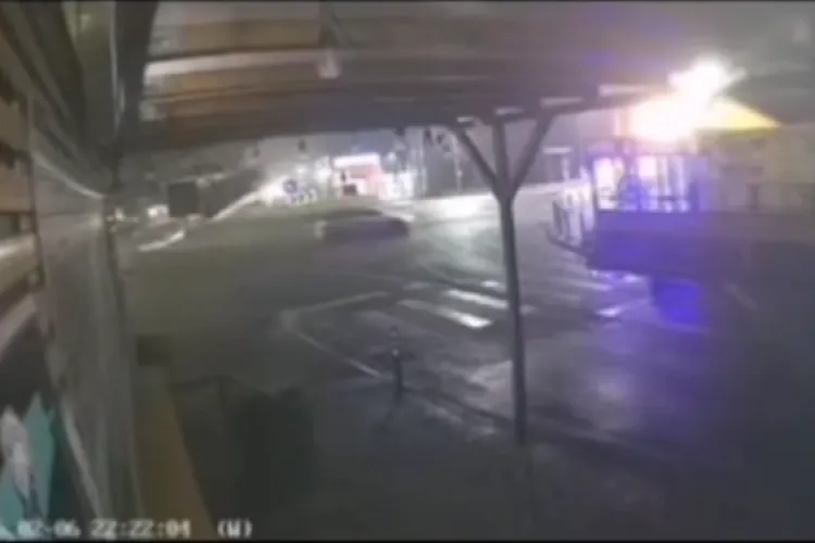 VIDEO. Accident șocant-Un șofer a decolat cu mașina, la propriu. Vezi imagini incredibile cum șoferul a zburat cu mașina. A fost extras de pompieri