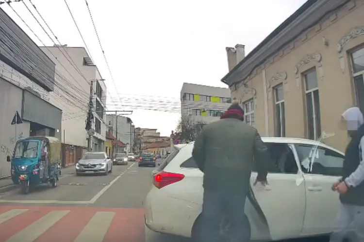 VIDEO. Șofer de ride-sharing face „manevra secolului ” în centrul Clujului. A blocat strada ca să ia clienții: „În 26 de ani de taxi, așa ceva n-am văzut”
