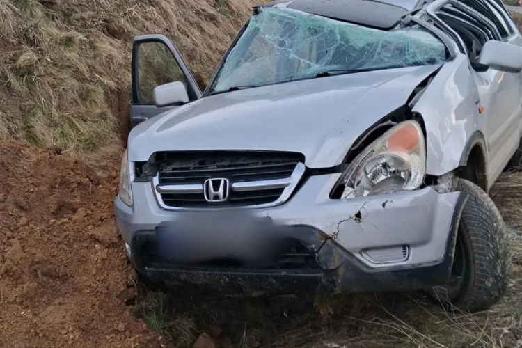 Accident în această dimineață în Cluj: Un bărbat de 70 de ani și-a făcut praf mașina și a fost dus de urgență la spital