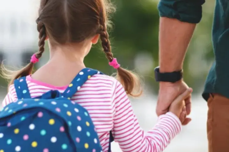 O stradă din Cluj-Napoca nu are trotuar, iar cei mici își riscă viața să ajungă la școală: „Merg printre mașini” 