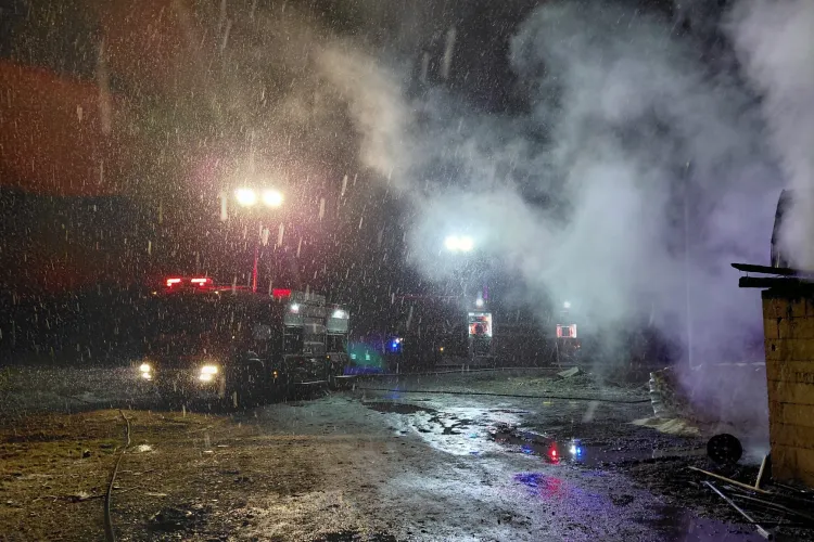 Cluj- Incendiu puternic la un atelier de prelucrare a lemnului. Flăcările au cuprins totul în jur și amenințau materialele periculoase din apropiere- FOTO