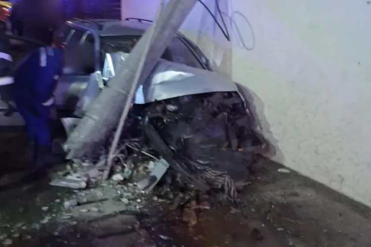 Șoferul care a doborât un stâlp pe un drum din Gherla era drogat. Trei persoane au ajuns la spital. Individul a fost reținut pentru 24 de ore