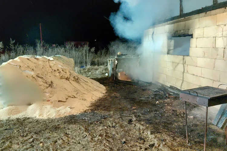  Noapte neagră pentru o familie de clujeni din Someșu Rece. Casa le-a luat foc în toiul nopții. Totul a pornit de la sobă. Nu lăsați foc nesupravegheat!