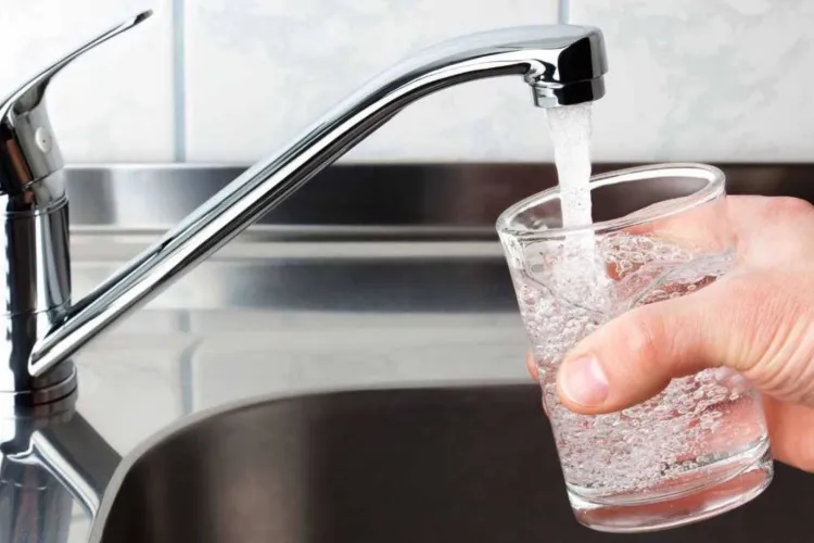 Românii plătesc prețuri radical diferite pentru aceeași apă: De ce unii achită aproape dublu față de vecinii din alte județe