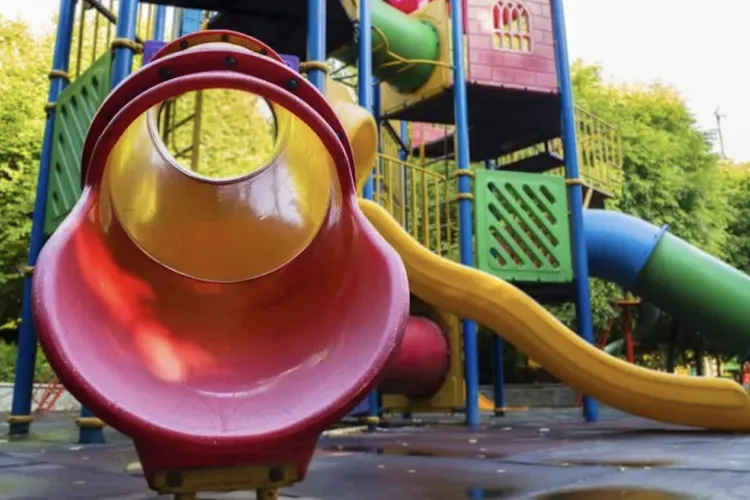 Descoperire șocantă într-un parc de copii din Cluj! Persoane fără adăpost și-au făcut adăpost într-un castel, locuitorii cer intervenție urgentă