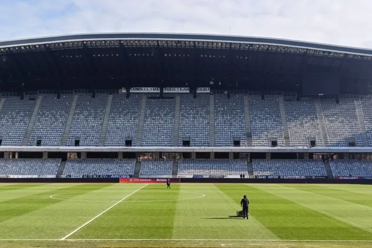 Gazon impecabil pe Cluj-Arena înaintea meciului dintre Universitatea Cluj și Oțelul Galați! Alin Tișe: „Se prezintă în cele mai bune condiții”