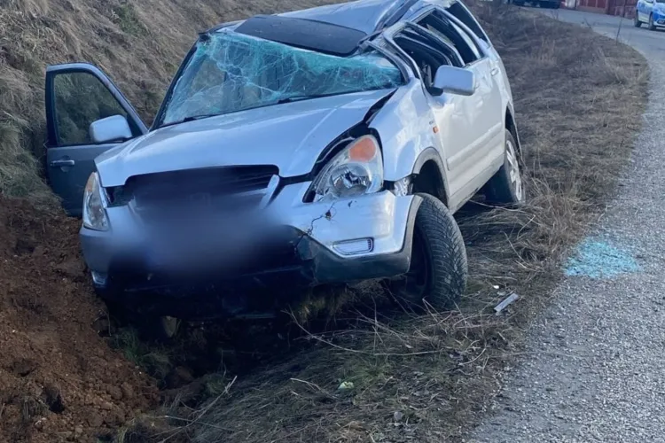 Cum s-a produs accidentul din Cluj în care un bărbat de 70 de ani și-a făcut praf mașina: Autovehiculul a ajuns direct în șanț, iar șoferul la spital