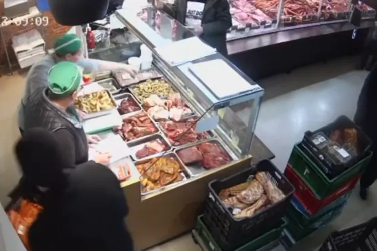 VIDEO. Clujean surprins furând fără jenă, în Piața în centrul Clujului: „Jena sau măcar frica au dispărut total?” Imagini camere de supraveghere