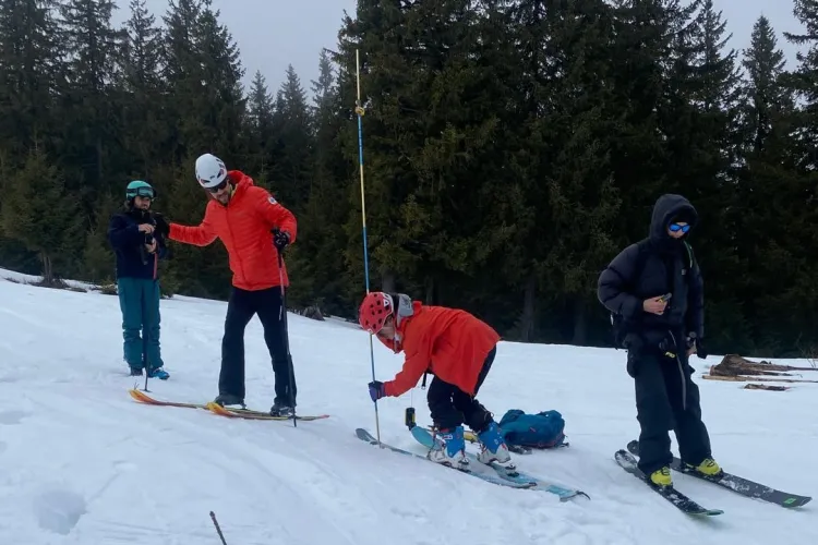 Pregătiri pentru situații-limită în Cluj! Salvamont, exerciții dure pe Vlădeasa: Avalanșe, frig extrem și antrenamente contracronometru