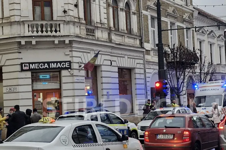 Accident în zona centrală din Cluj-Napoca! Un bărbat a fost lovit pe trecerea de pietoni după ce a traversat pe roșu FOTO