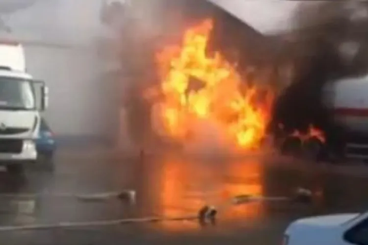 Pericol iminent pe drumurile Clujului: O cisternă plină cu alcool polihidroxilic a luat foc. Traficul este restricționat pe sensul spre Oradea