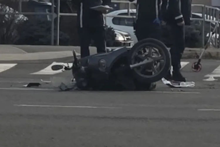 Cum a avut loc accidentul de pe strada Fabricii din Cluj-Napoca: Un șofer de 73 de ani a intrat cu mașina într-un motociclist
