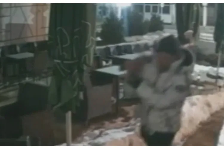 Scene șocante! Un tânăr de 25 de ani a intrat cu toporul într-un bar și i-a amenințat pe toți că-i omoară 