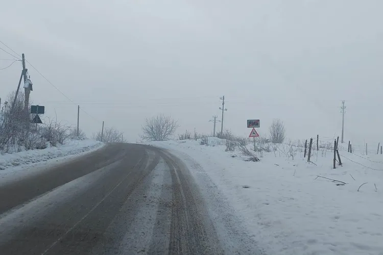704 tone de material antiderapant în doar 24 de ore! Drumurile județene din Cluj, pline de zăpadă și polei după ultima ninsoare