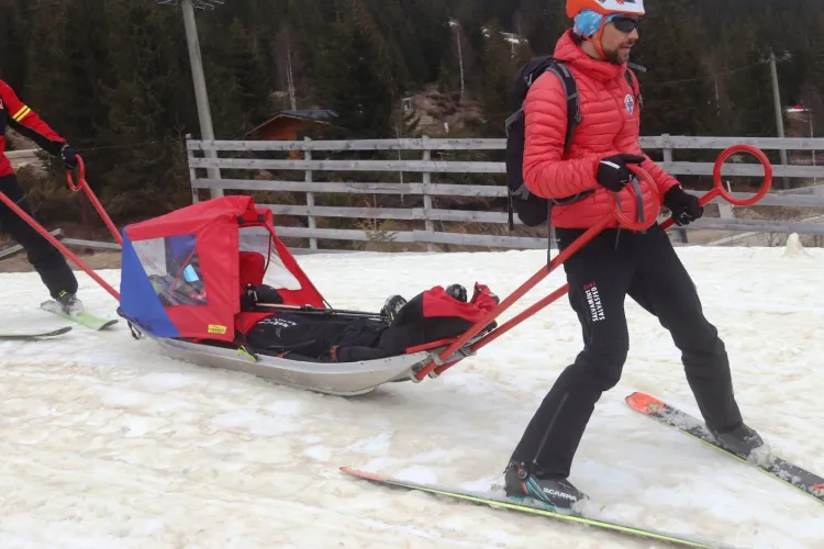 Salvamontiștii clujeni, eroi în vacanța de schi: Zeci de intervenții pentru mii de copii și părinți care s-au accidentat pe pârtiile din județul Cluj