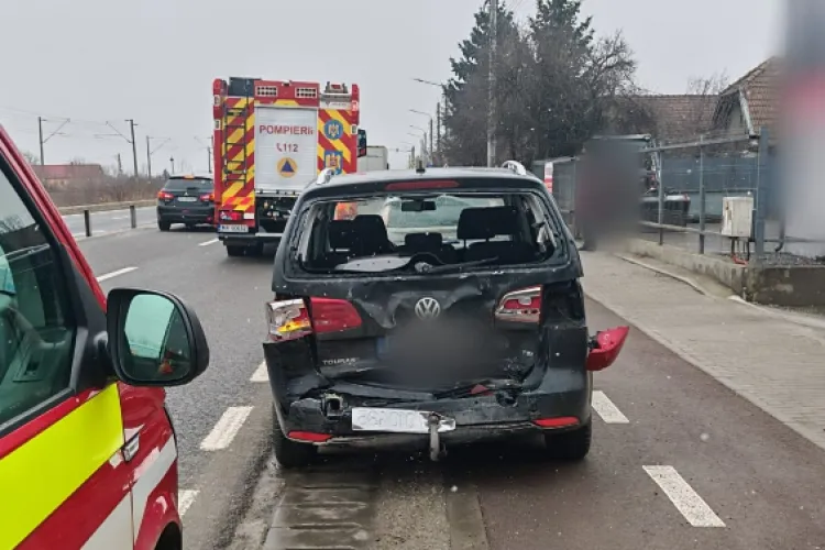 Accident la Jucu, Cluj, în urmă cu puțin timp! Un tânăr a fost transportat de urgență la spital. S-a intervenit și cu descarcerarea FOTO