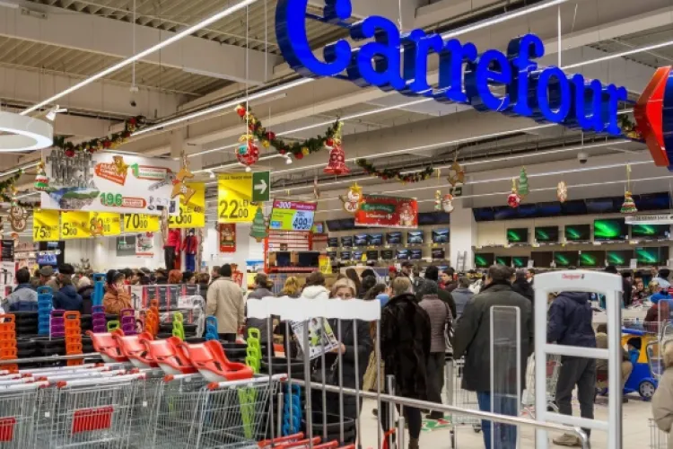 Tranzacție de peste 800 de milioane de euro! Dedeman intră în alimentație, după ce a cumpărat Carrefour