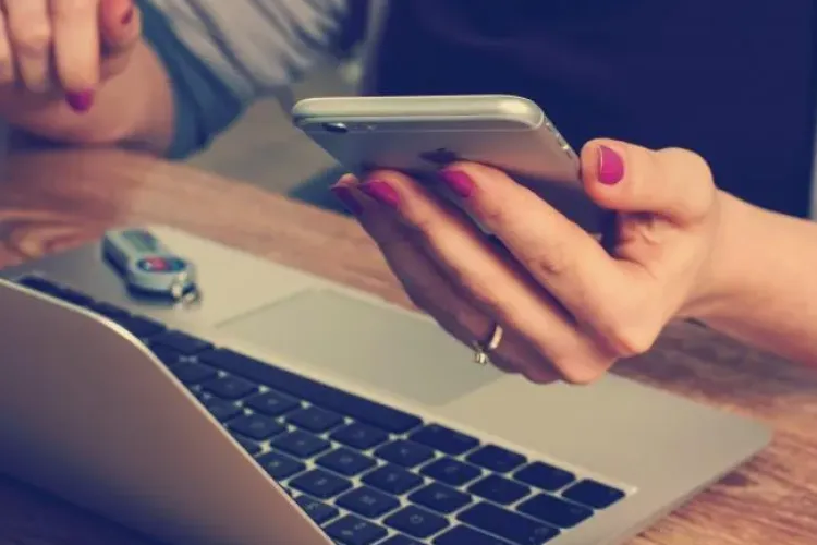 Atenție la „iubirile” online! Escrocii folosesc relații false pentru a obține bani