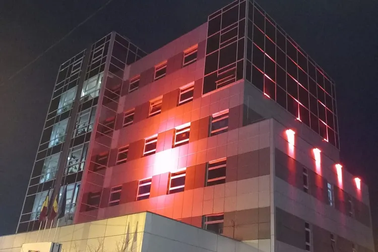 Ziua 112 la Cluj: Cum au dat clujenii dovadă de responsabilitate! Clădirile simbol, inclusiv Cluj Arena, iluminate în roșu