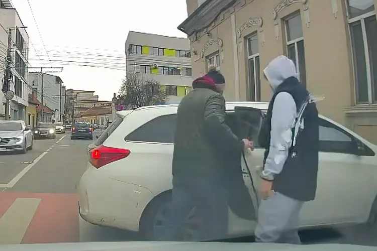 VIDEO. Șoferul de ride-sharing, care a blocat o stradă în centrul Clujului să ia clienții, a fost găsit de polițiști:„Manevra secolului” a fost cam scumpă!
