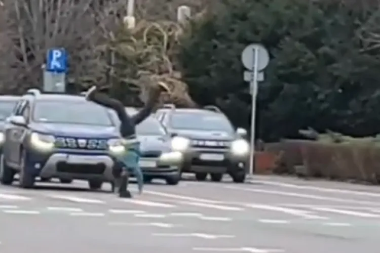 VIDEO Imaginile zilei la Cluj- Show pe trecerea de pietoni din fața Teatrului Național: Când talentul te „lovește”, dar n-ai ajuns la Românii au talent!