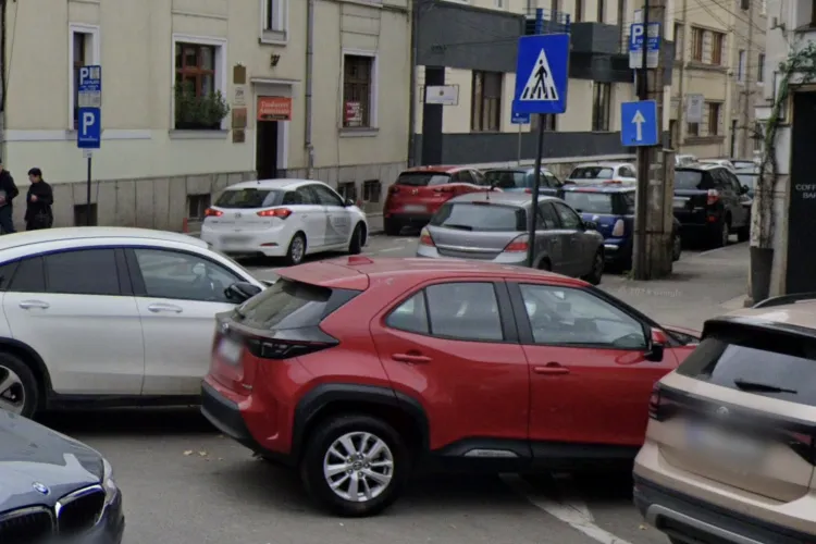 Pericol mortal pentru pietoni și bicicliști în Cluj! Un clujean cere stâlpișori la intersecția a două străzi din Cluj-Napoca: „Cei care virează nu mă văd”