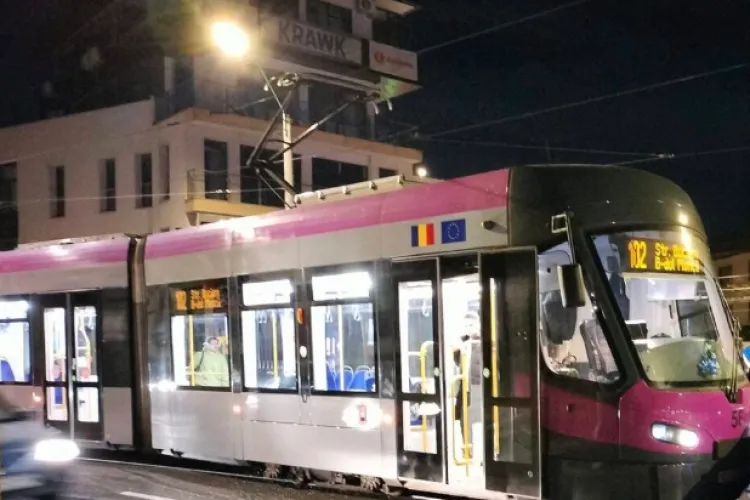 Accident Cluj: Copil de 9 ani lovit de un Audi, în timp ce aștepta tramvaiul pe Bulevardul Muncii. Șoferul voia să depășească tramvaiul oprit în stație